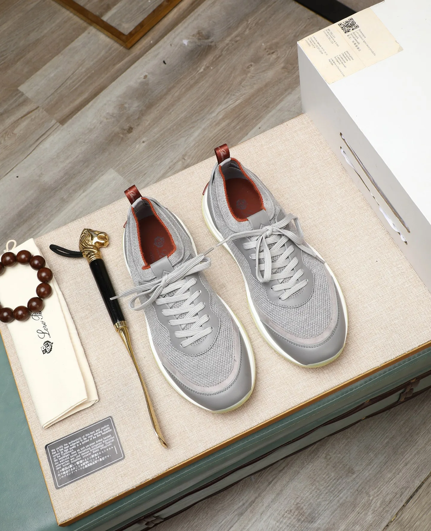 Men's shoes 💰620 🔥𝐥𝐨𝐫𝐨 𝐏𝐢𝐚𝐧𝐚 lp classic loafers, an Italian treasure brand, the only brand that can match Hermès! Only after wearing it do we realize that we can’t live up to our feet. The upper is made of imported first-layer cowhide with breathable fly-knit fabric, water-dyed cowhide foot pads, and the official original glass rubber outsole and pendant. Exclusive original packaging (tag ➕ brand paper ➕ outer box ➕ hand bag) code number: 38-44. Can be customized 45-46
